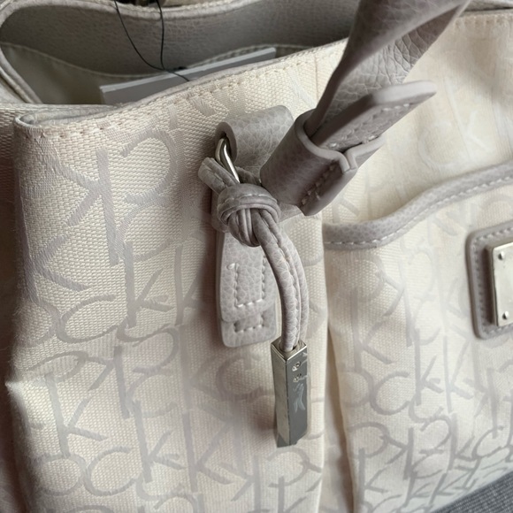 Calvin Klein White Logo Jacquard Size 12L x 18W - Picture 9 of 16